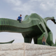 Illustration for article titled Van-e menőbb szobor az autópálya felett csókolózó dinoszauruszokénál?